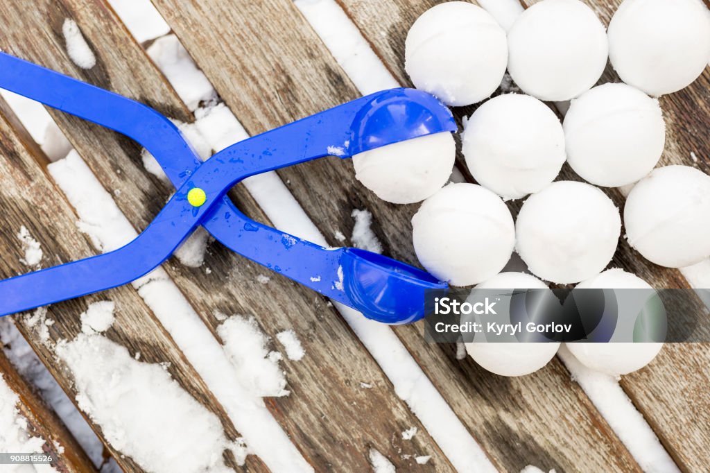 Ariko Stevige Sneeuwballen Maker - extra verstevigde koppeling - Sneeuwballen Tang - Sneeuw Ballenmaker - Winterspeelgoed - Sneeuwspeelgoed- ook geschikt voor zand - Blauw