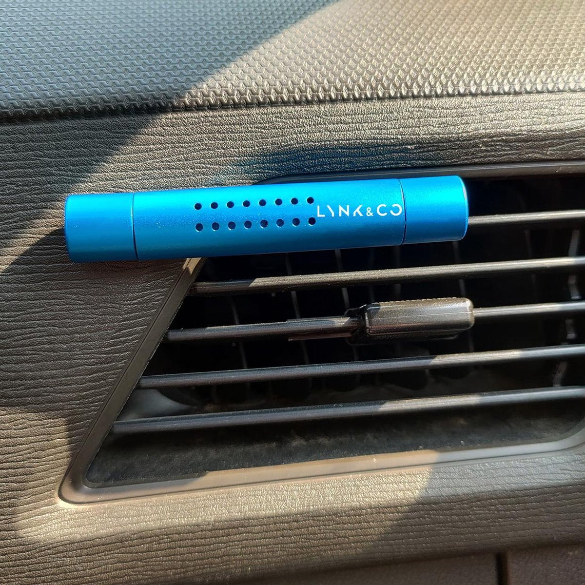 Ariko Désodorisant de voiture Bleu | Fournit un parfum frais dans votre Lynk & Co | Désodorisant pour voiture | Design tendance | Grille de ventilation montable | Rechargeable | Parfum de voiture | Désodorisant | Avec recharge