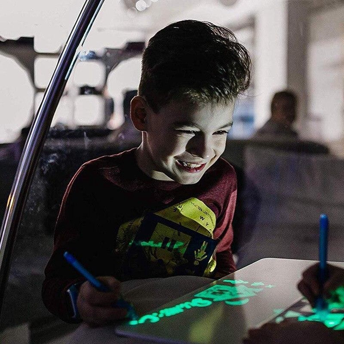 Ariko A4 Lichtgevend Whitebord Tekenbord | Magisch tekenbord kinderen | Tekenen met licht | LED | lichtgevend tekenbord | educatief speelgoed | glow in the dark | lichtpen | tekenen in het donker