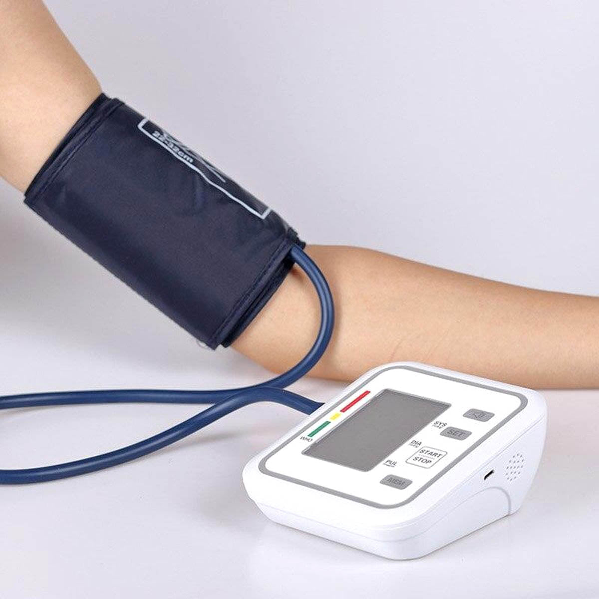 Ariko Oberarm-Blutdruckmessgerät | mit Stimme | inklusive praktischer Aufbewahrungstasche