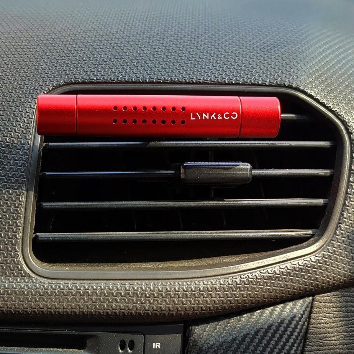 Ariko Auto Lufterfrischer Rot | Sorgt für einen frischen Duft in Ihrem Lynk & Co | Autoerfrischer | Trendiges Design | Lüftungsgitter montierbar | Nachfüllbar | Autoduft | Dufterfrischer | Mit Nachfüllung