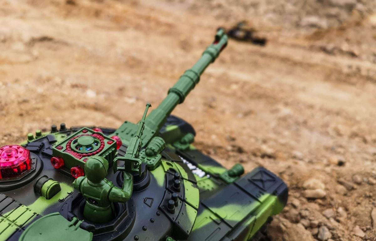 RC Tank - Set Of 2 Pieces - Remote Controlled Radio Tank With Remote Control - With Sound & Light Effects - With Internal Battery - 2.4Gz - Scale 1:14