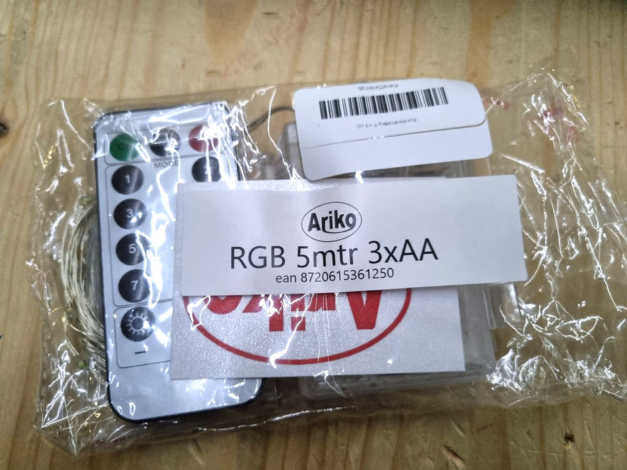 Ariko 50 led 5 meter RGB kleuren kerstverlichting op batterijen en afstandsbediening, inclusief 3 stuks Philips batterijen