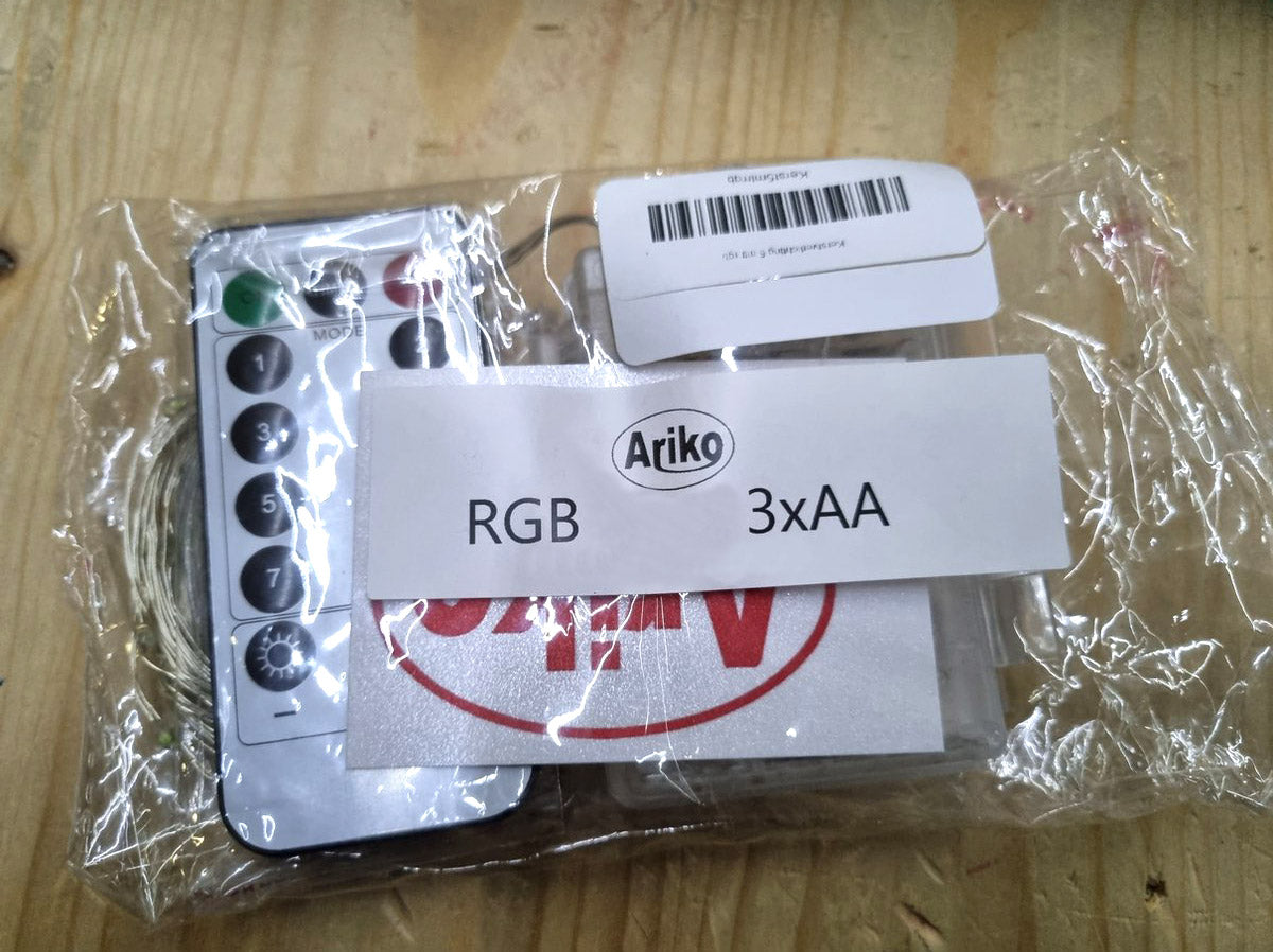 Ariko 100 led 10 meter RGB kleuren kerstverlichting op batterijen en afstandsbediening, inclusief 3 stuks Philips batterijen