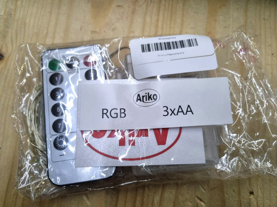 Ariko 100 led 10 meter RGB kleuren kerstverlichting op batterijen en afstandsbediening, inclusief 3 stuks Philips batterijen