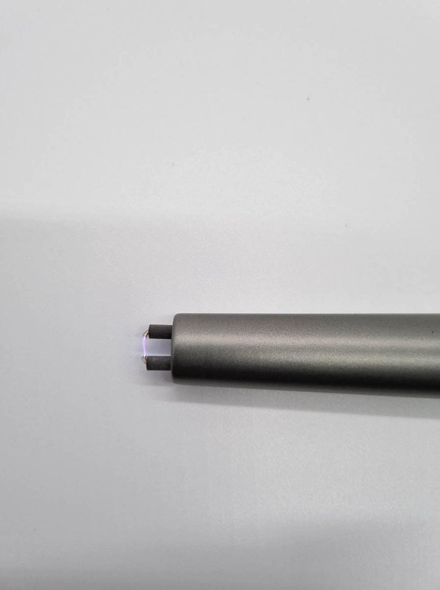 Ariko Luxe Plasma Arc aansteker (Zwart) in cadeaudoos|USB- oplaadbaar| Vlamloze elektrische aansteker voor keuken, kaars, BBQ of openhaard| In- en outdoor| Chique design